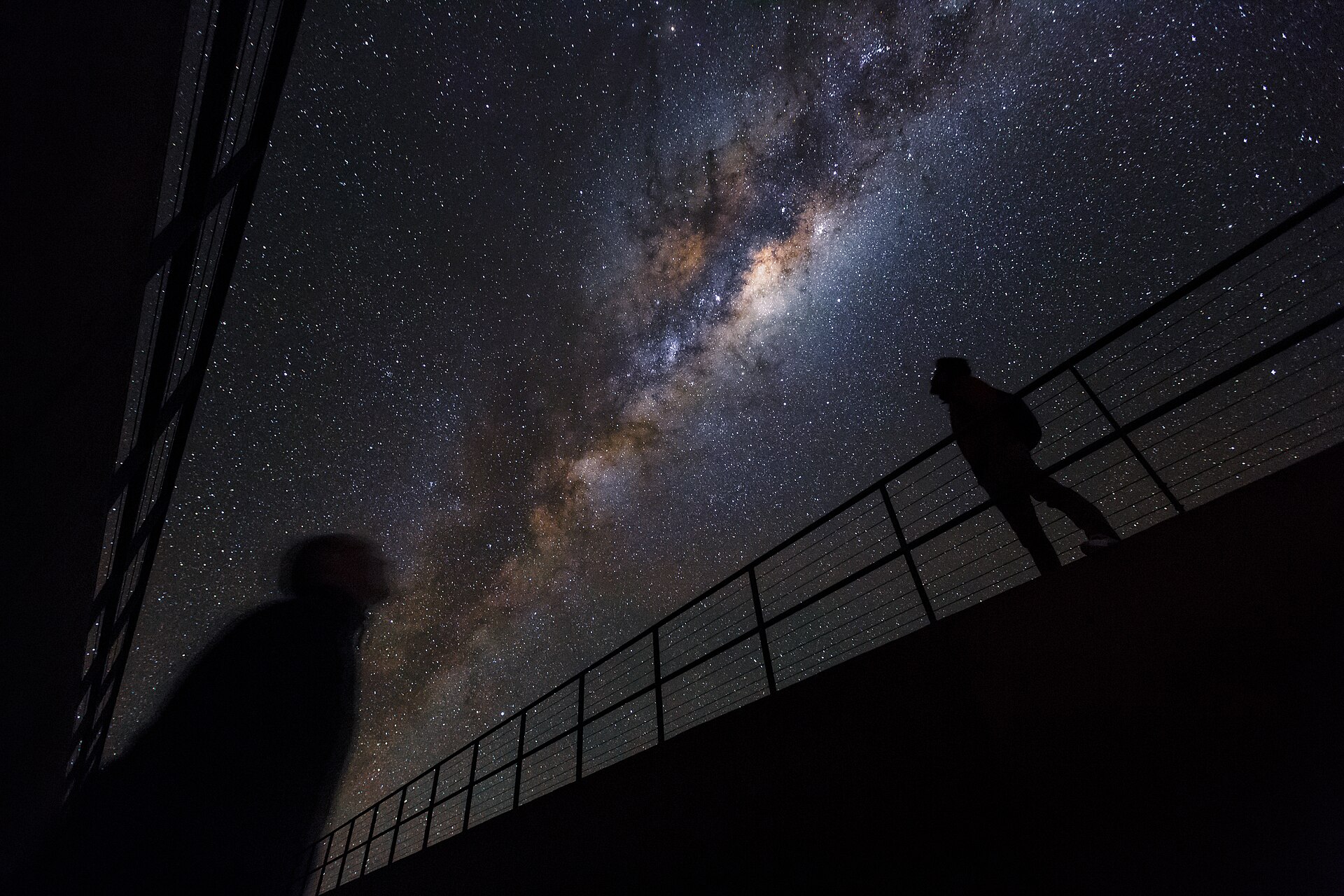 智利阿塔卡马沙漠观测站上方的银河星空